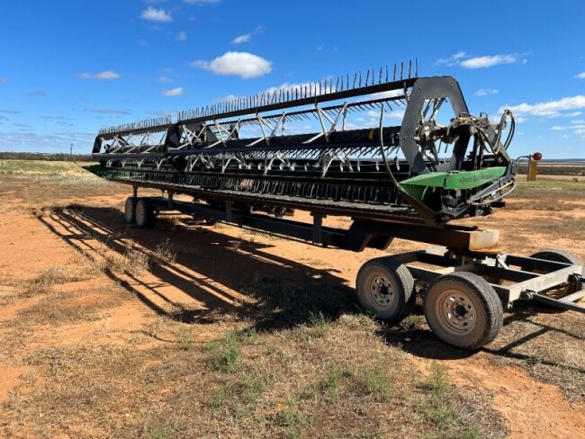 04e JD 9760 Header w honeybee 2